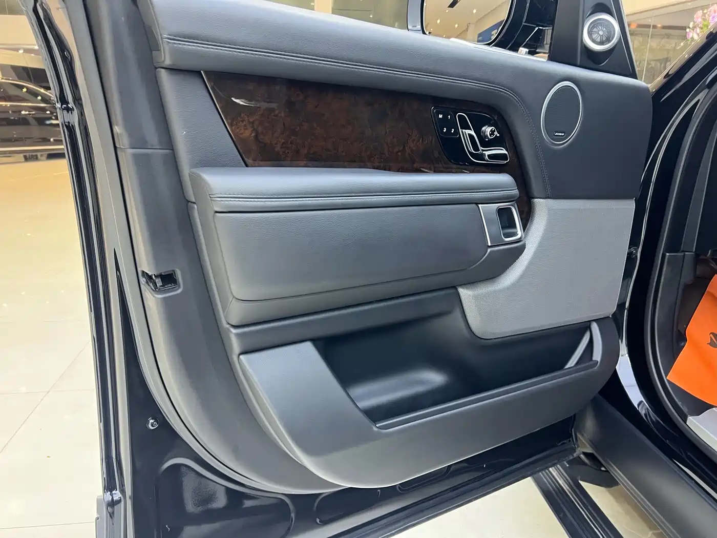 Land Rover Range Rover 2021 3.0 L6 Golden Age Edition фото 9