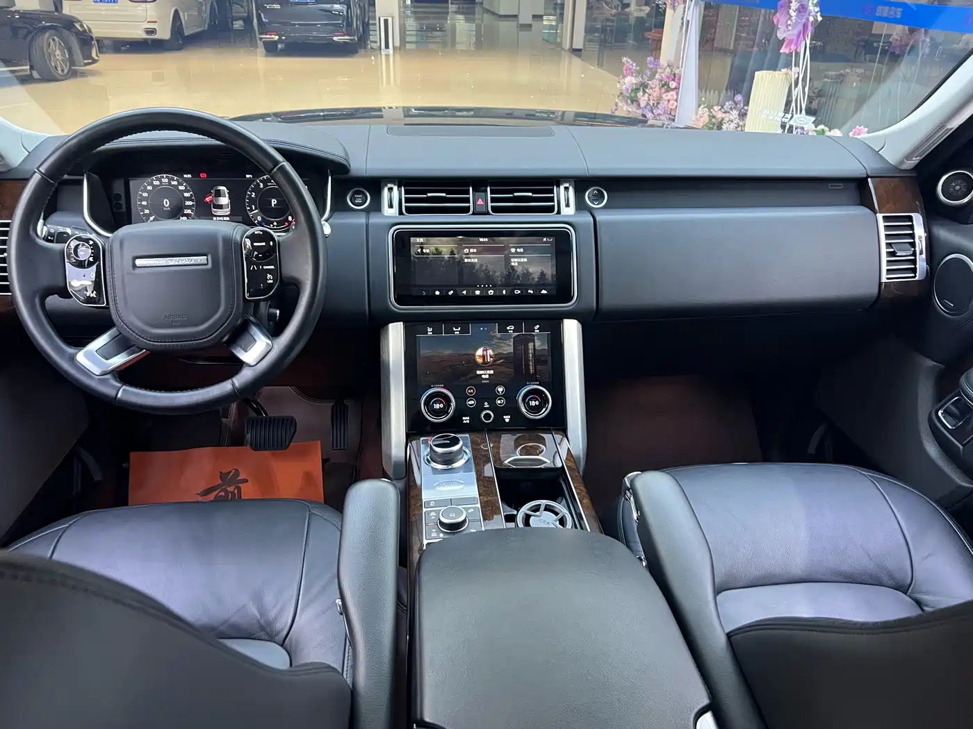Land Rover Range Rover 2021 3.0 L6 Golden Age Edition фото 21