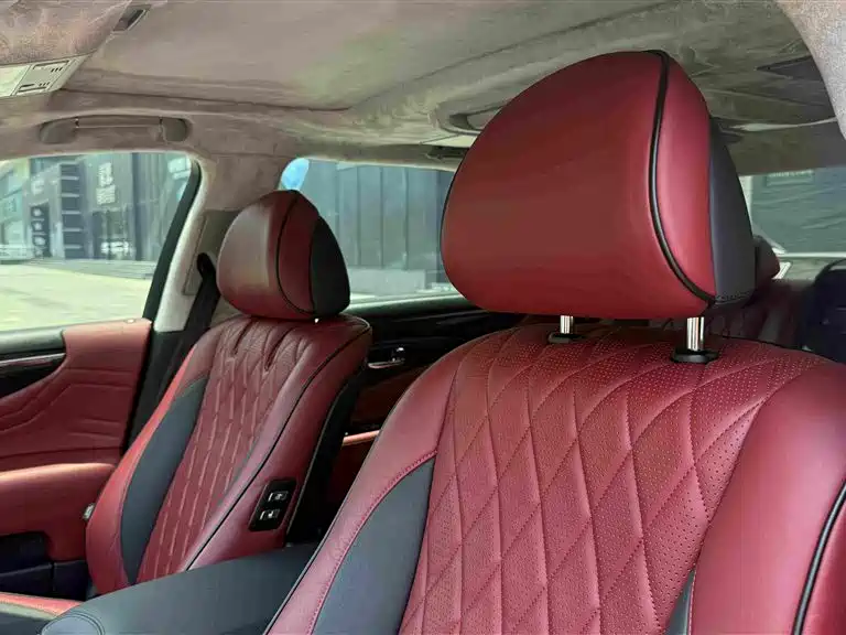 Photo 10 - Lexus LS