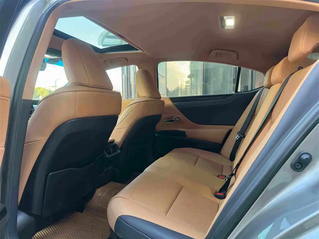 Фото 5 - Lexus ES