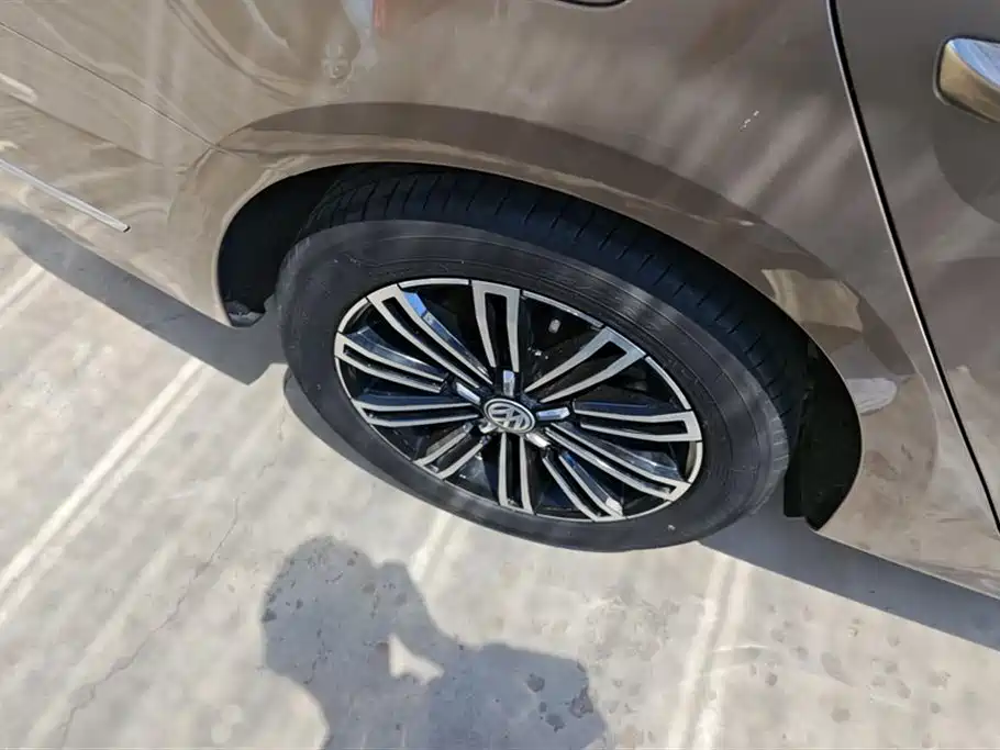 Volkswagen Passat 2017 330TSI DSG Luxury фото 6