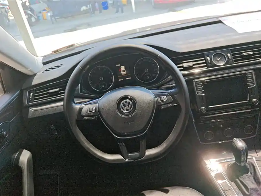 Volkswagen Passat 2017 330TSI DSG Luxury фото 15