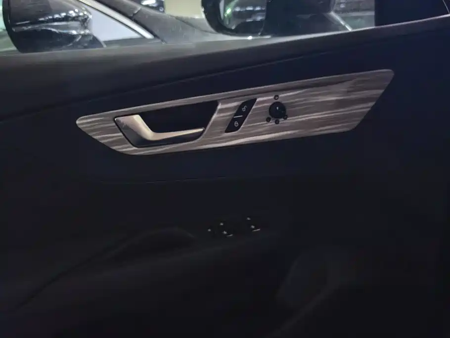 Hongqi E-QM5 2026 2025 Model 500km Travel Edition