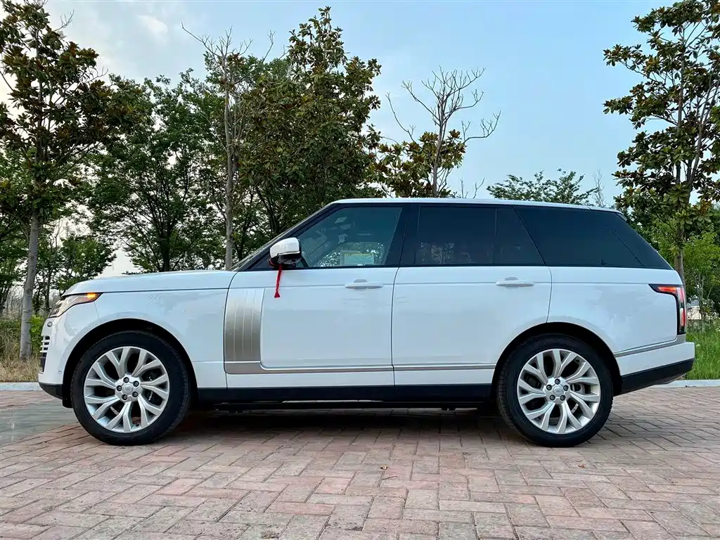 Land Rover Range Rover 2022 3.0 L6 400PS Heritage Extended Classic Edition фото 4