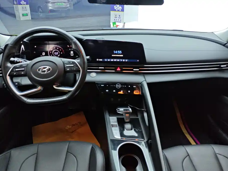 Hyundai Elantra 2021 1.5L CVT LUX Premium Edition фото 12