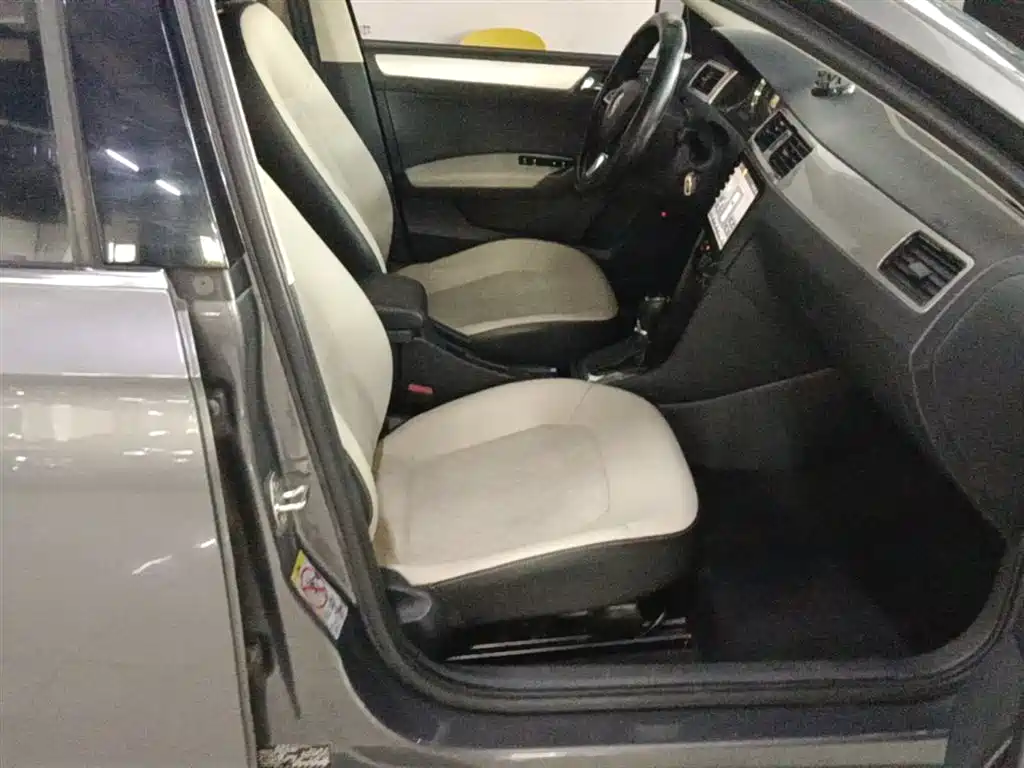 Škoda Rapid 2018 1.6L Automatic Comfort Edition фото 25