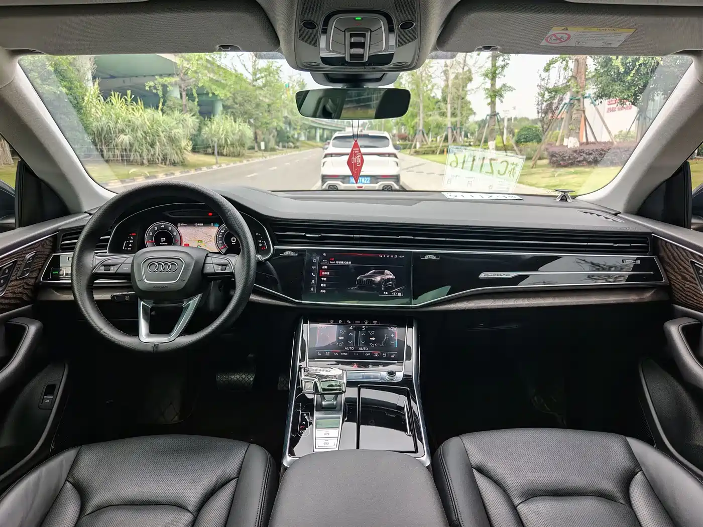 Фото 14 - Audi Q8
