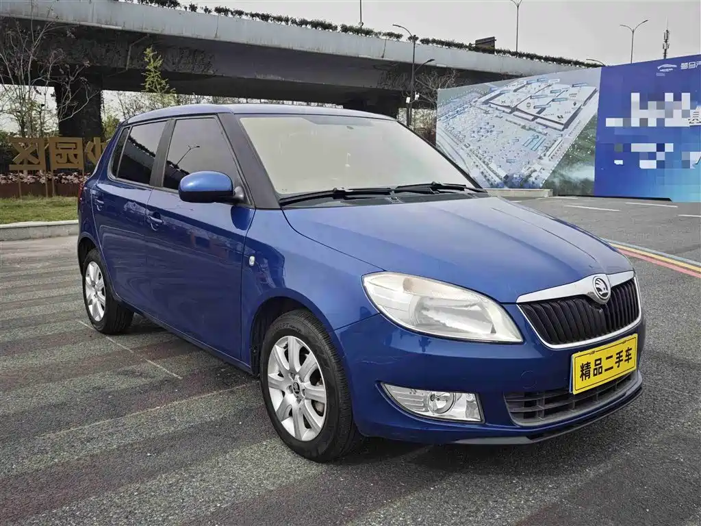 Škoda Fabia 2014 1.4L Automatic Crystal Spirit Edition фото 3