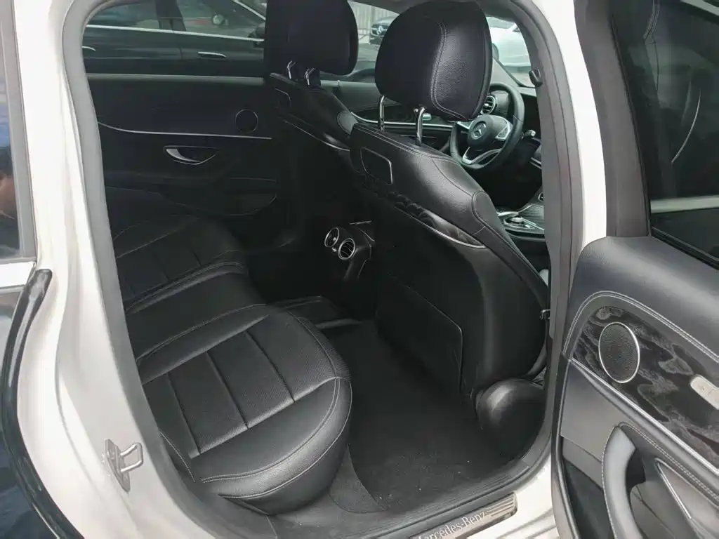 Photo 10 - Mercedes-Benz E-Class