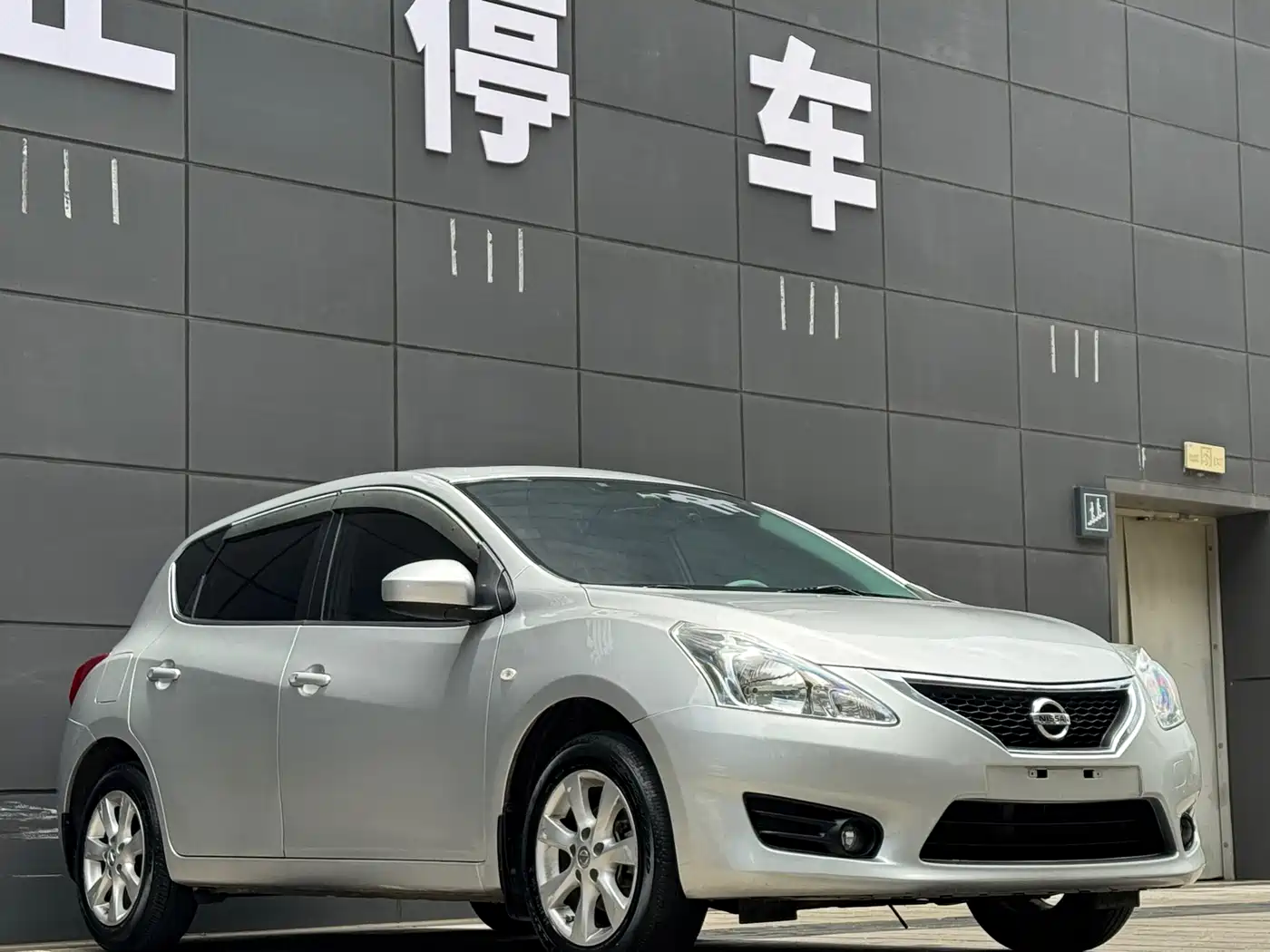 Photo 3 - Nissan Tiida