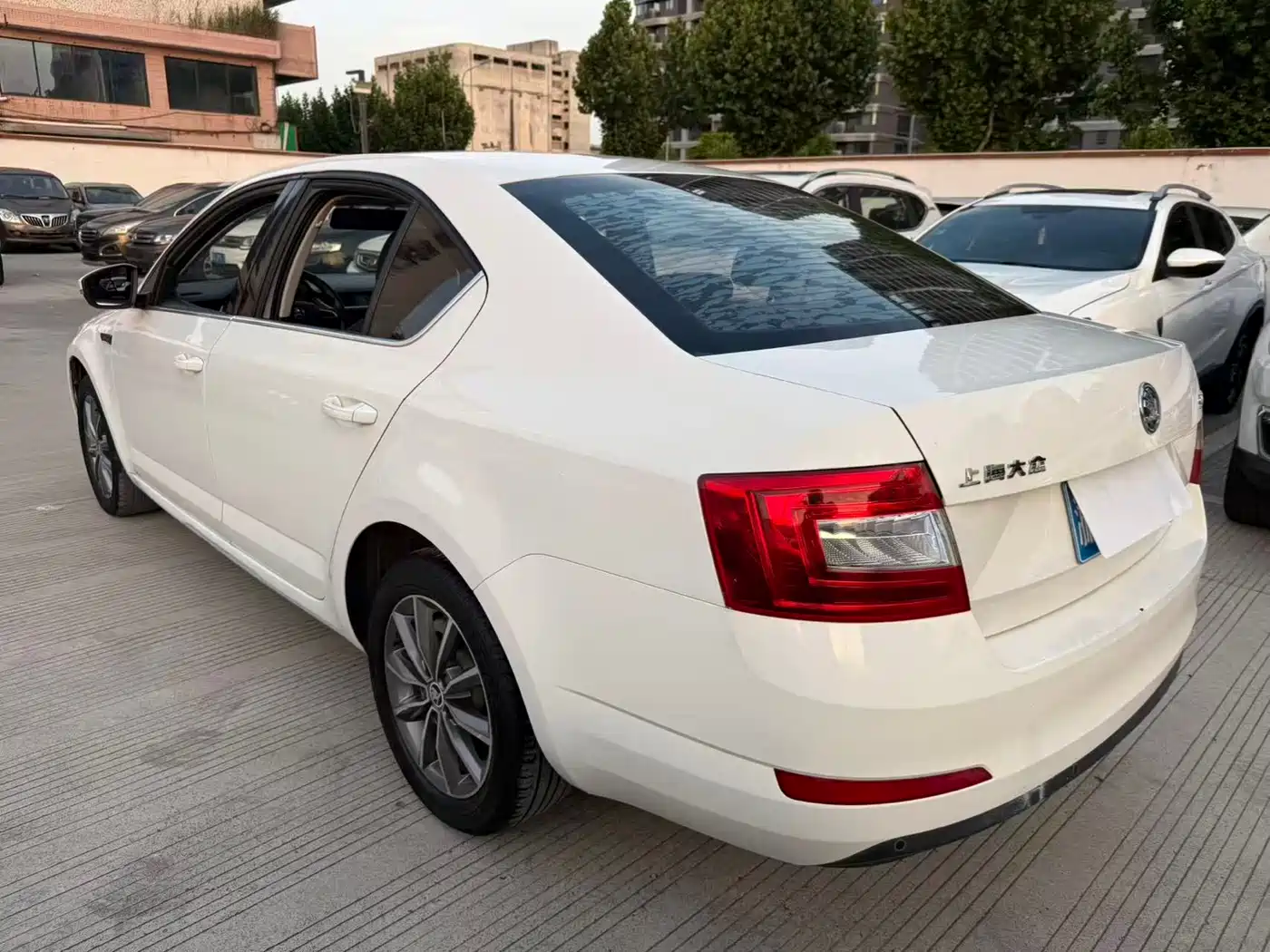 Škoda Octavia 2017 1.6L Automatic Pioneer Edition фото 11
