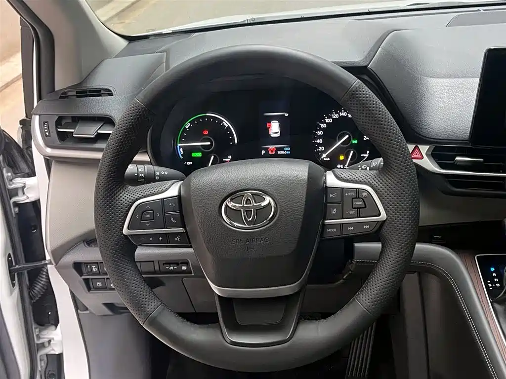 Toyota Granvia 2024 2.5L Hybrid Comfort фото 12