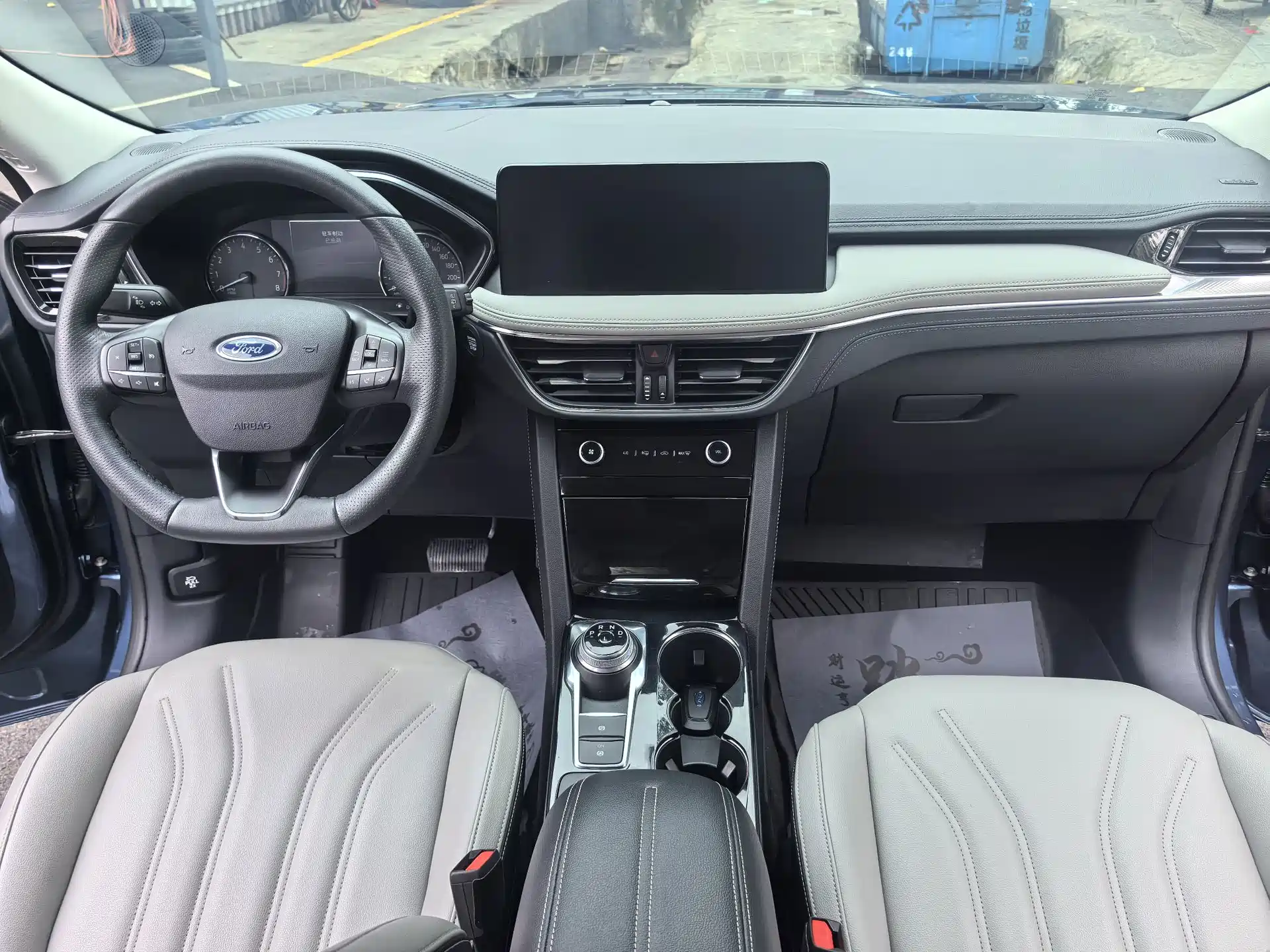 Photo 14 - Ford Escape
