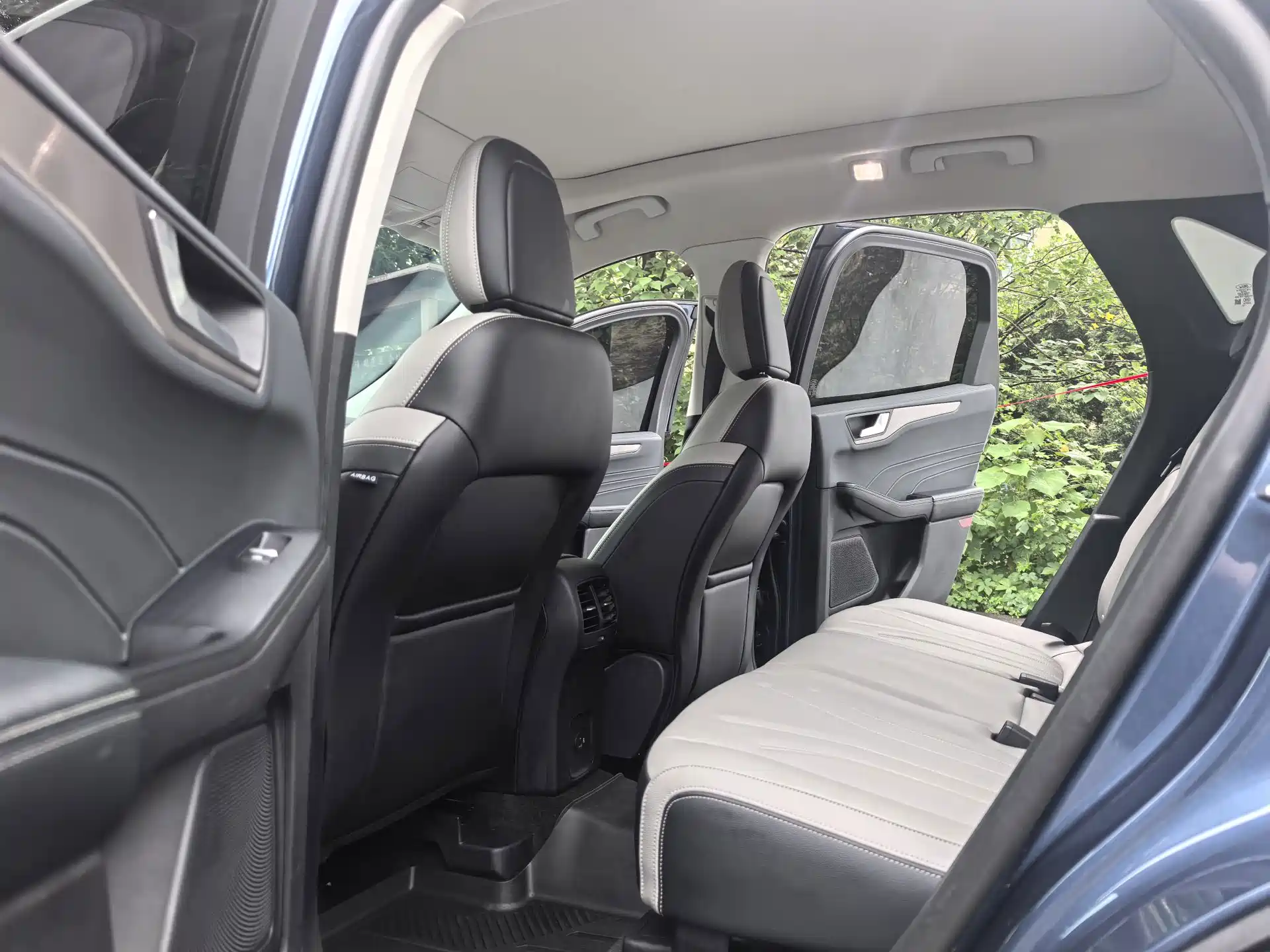 Photo 8 - Ford Escape