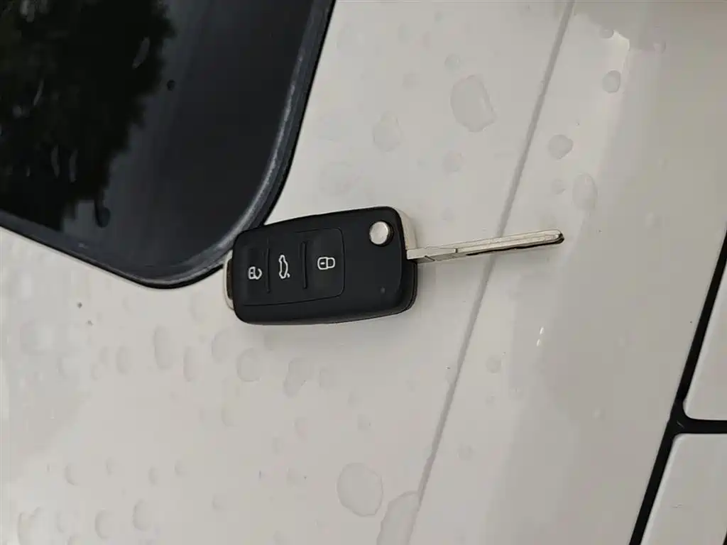 Volkswagen Lavida 2015 1.6L Automatic Comfort Edition фото 9
