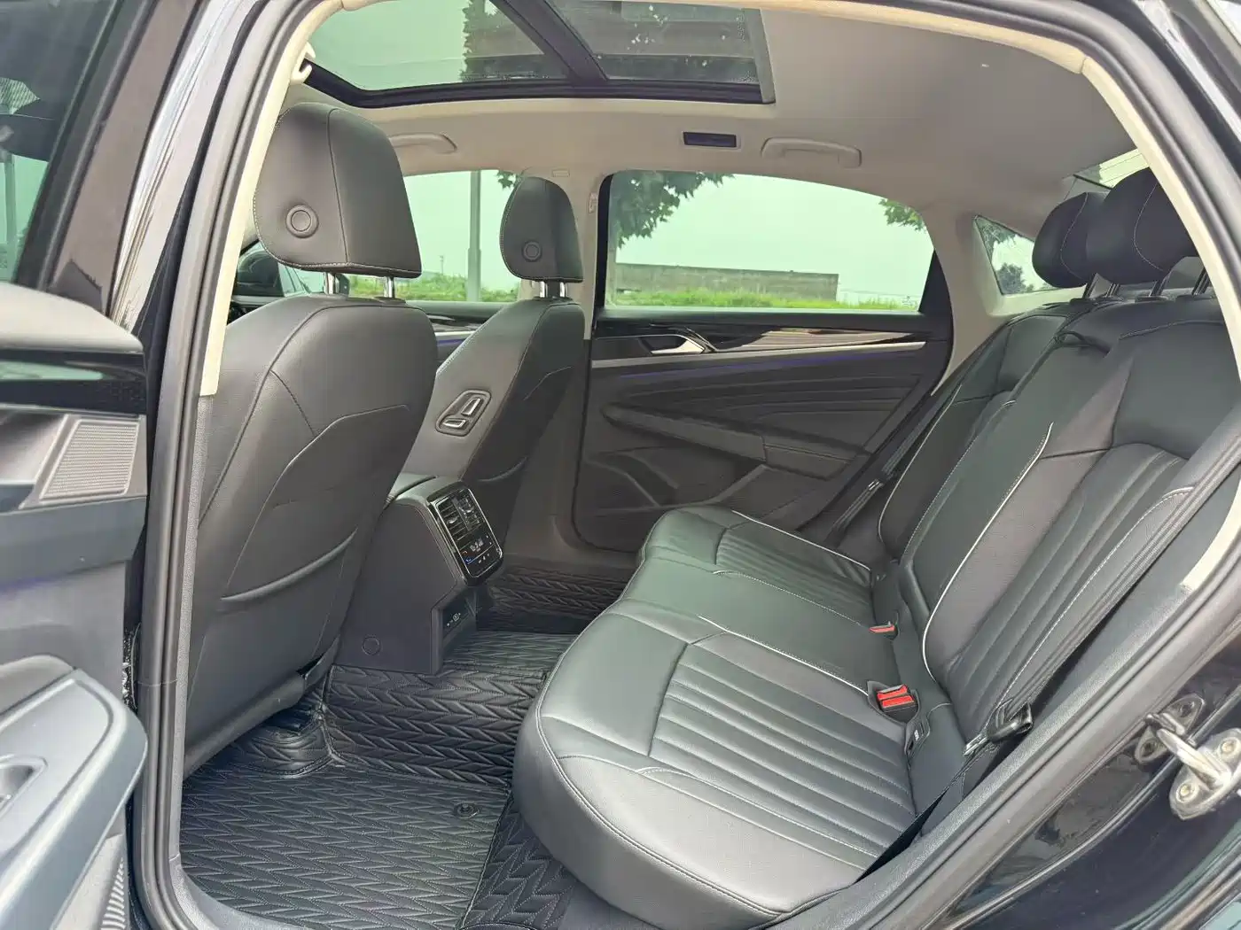 Volkswagen Passat 2023 330TSI Starlight Elite Edition фото 5