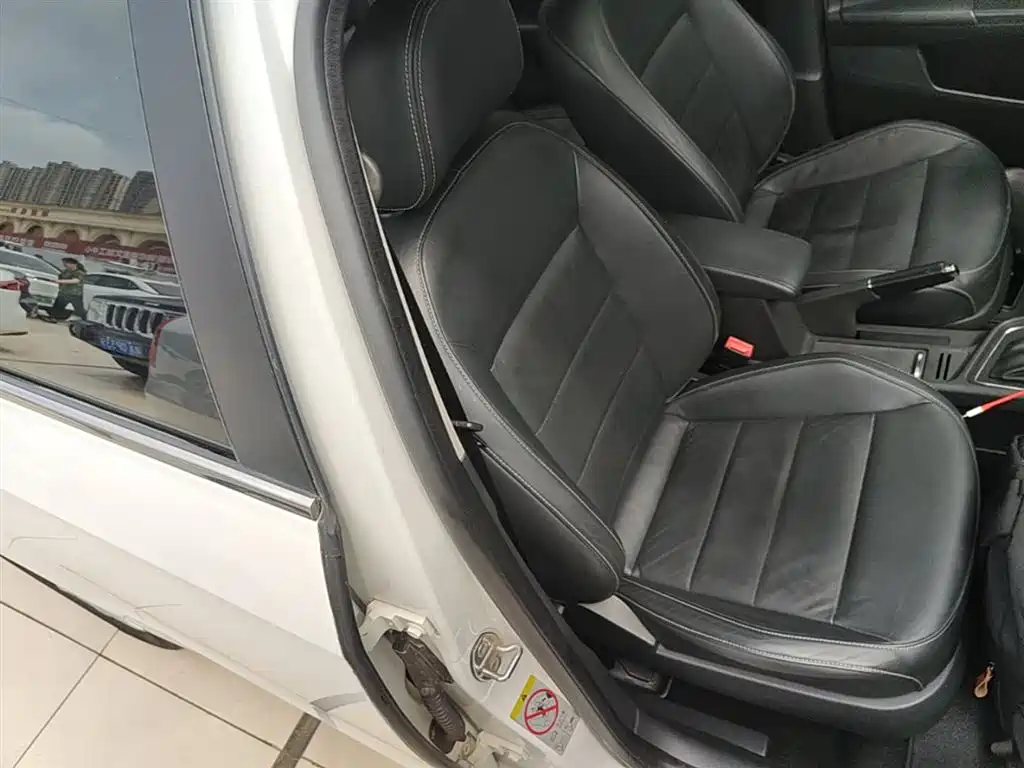 Volkswagen Lavida 2015 1.6L Automatic Comfort Edition фото 25