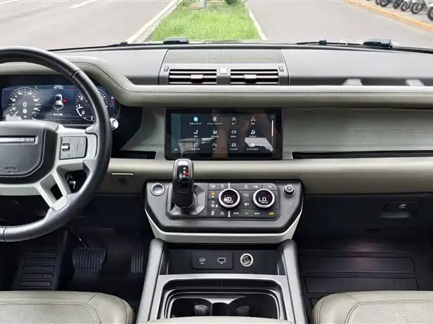 Land Rover Defender 2021 110 P400 Dark Special Edition фото 7