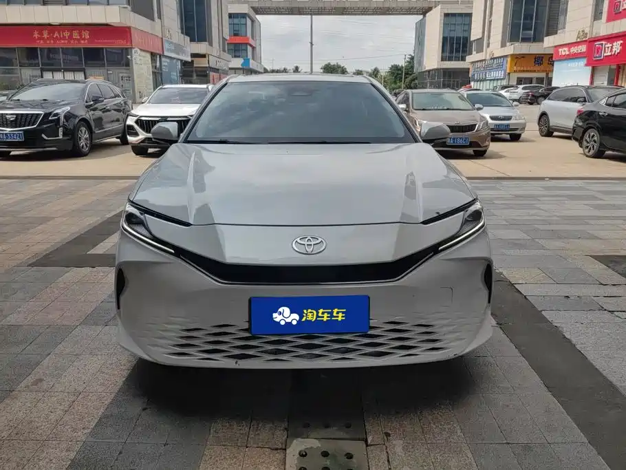 Фото 2 - Toyota Camry