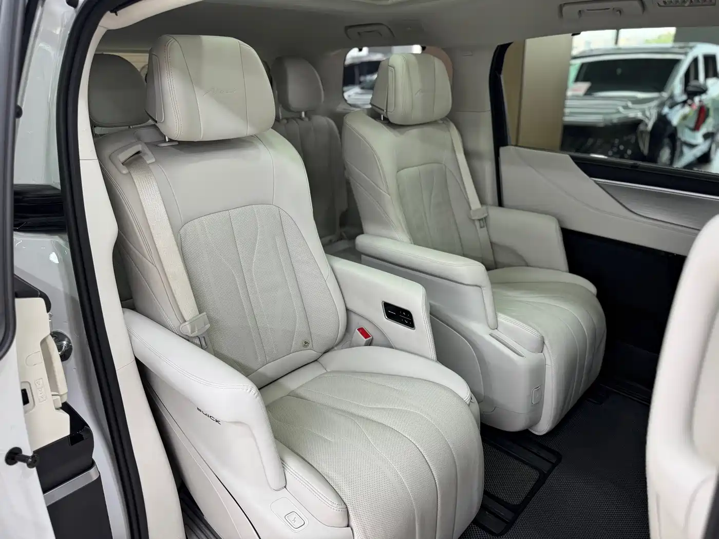 Buick GL8 New Energy 2024 Landglory Premium Edition 7-Seater фото 12