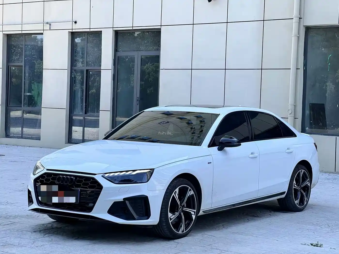 Photo 1 - Audi A4L