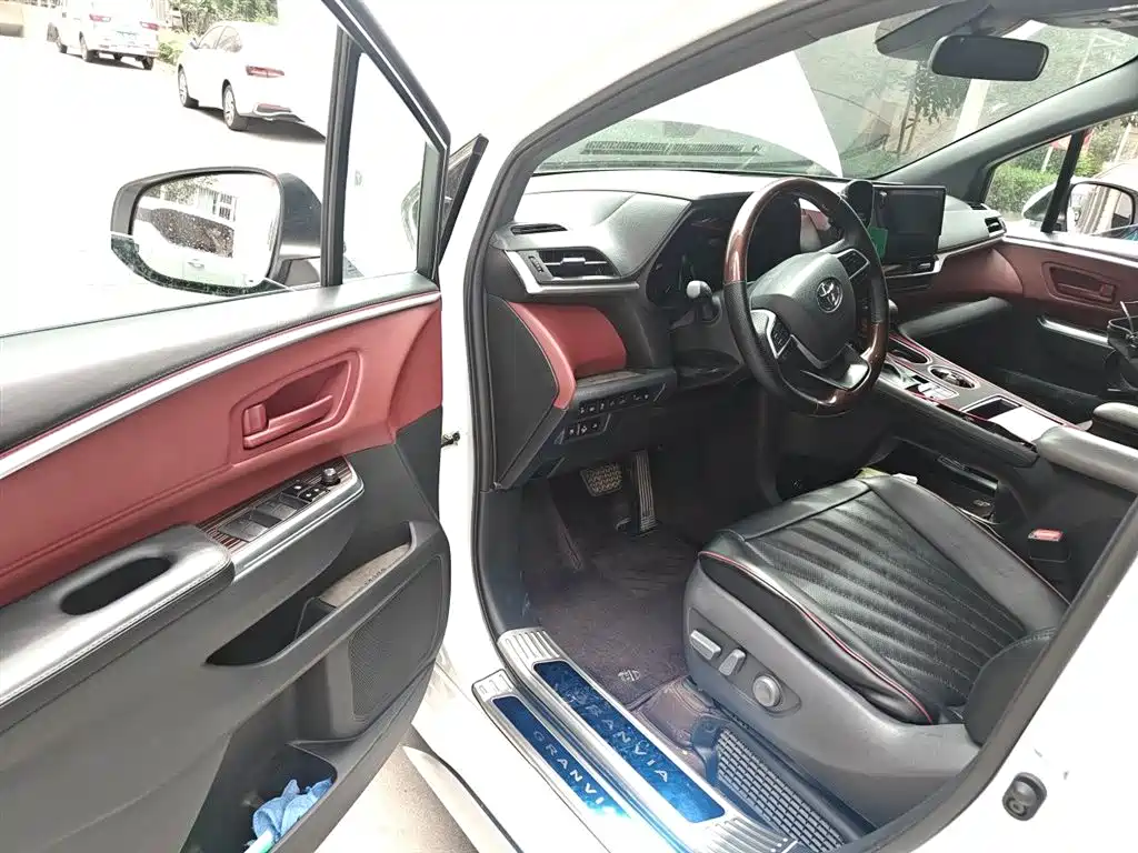 Toyota Granvia 2024 2.5L Hybrid Luxury фото 14