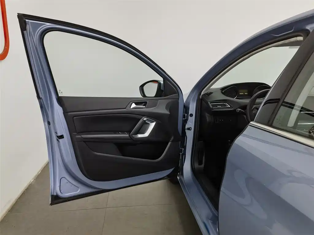 Peugeot 308S 2015 1.2T Auto Dynamic Edition фото 8