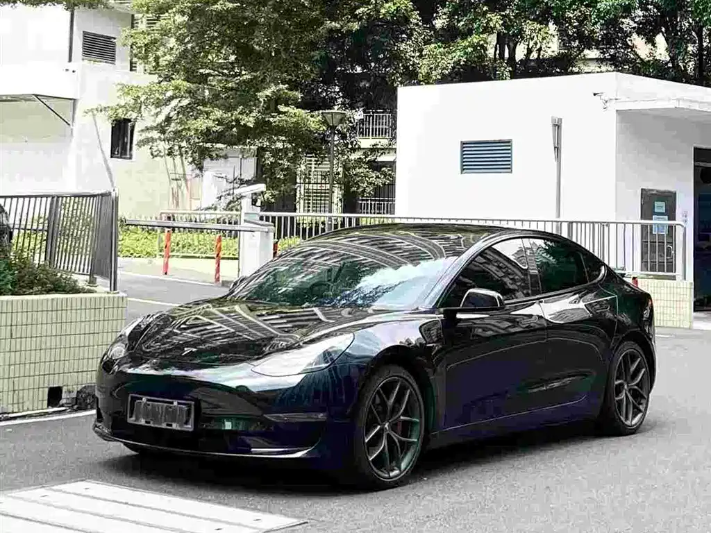 Фото 2 - Tesla Model 3