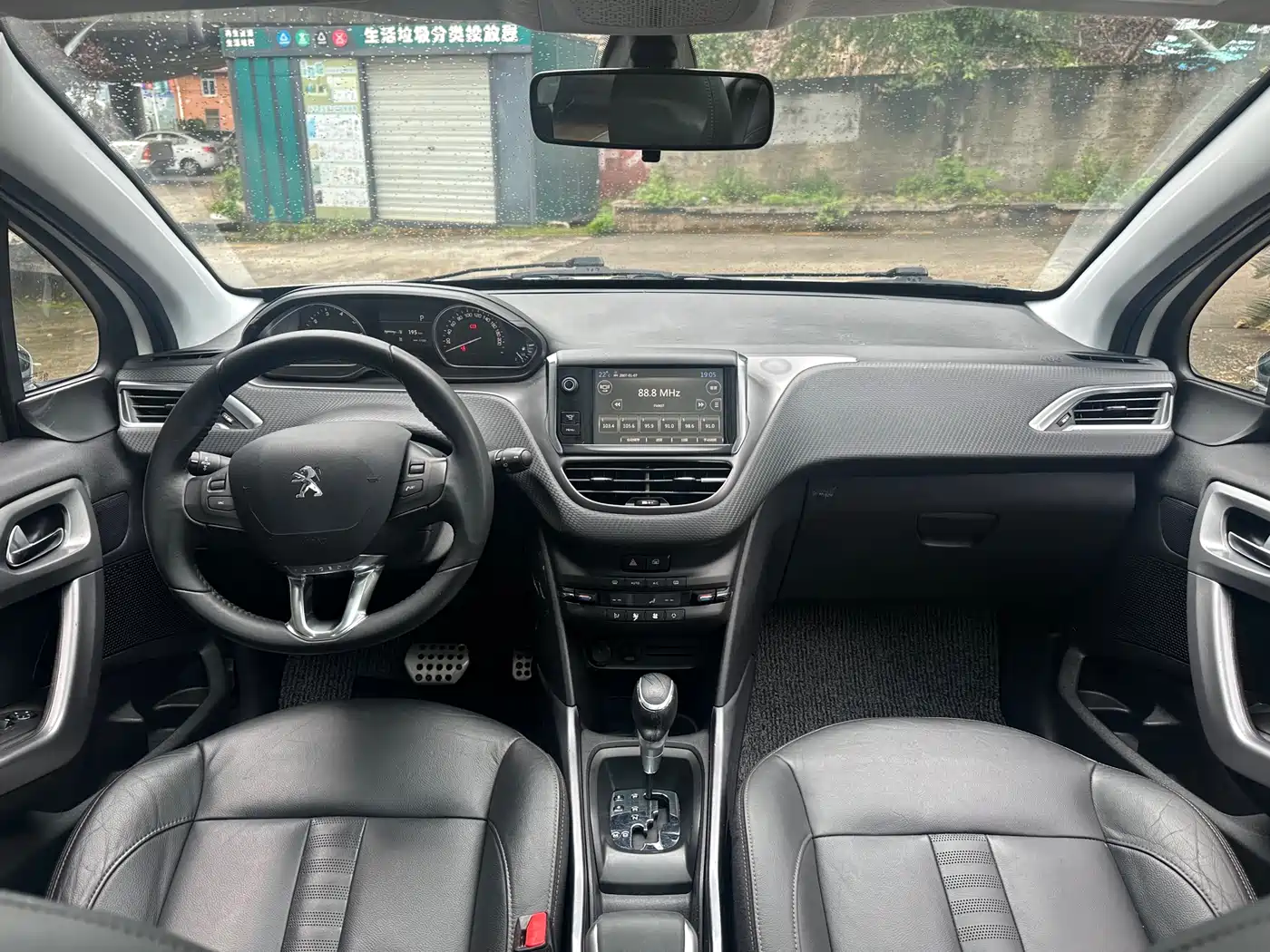 Peugeot 2008 2014 1.6L Automatic Navigation Edition фото 8