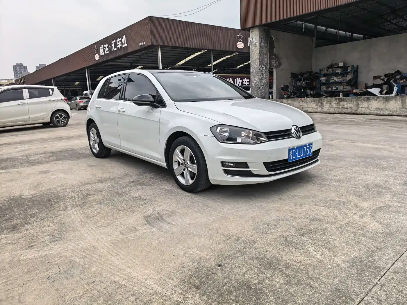 Volkswagen Golf 2017 1.6L Auto Comfort Millionth Edition фото 3