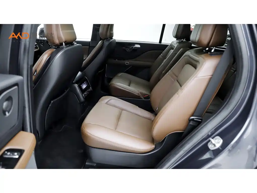 Photo 7 - Lincoln Aviator