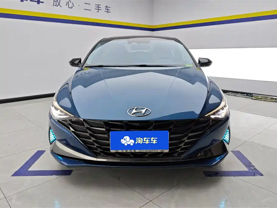 Hyundai Elantra 2021 1.5L CVT LUX Premium Edition фото 2