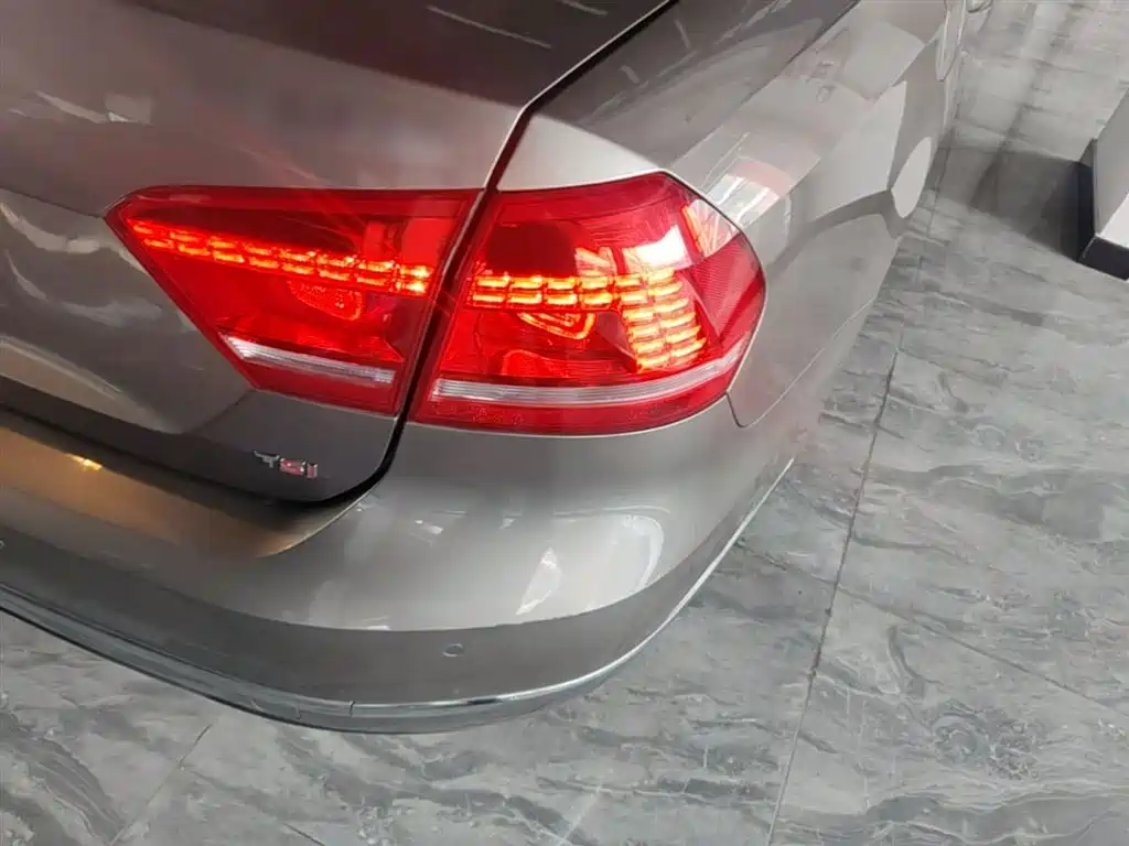 Volkswagen Passat 2015 1.8TSI DSG Honor Edition фото 8