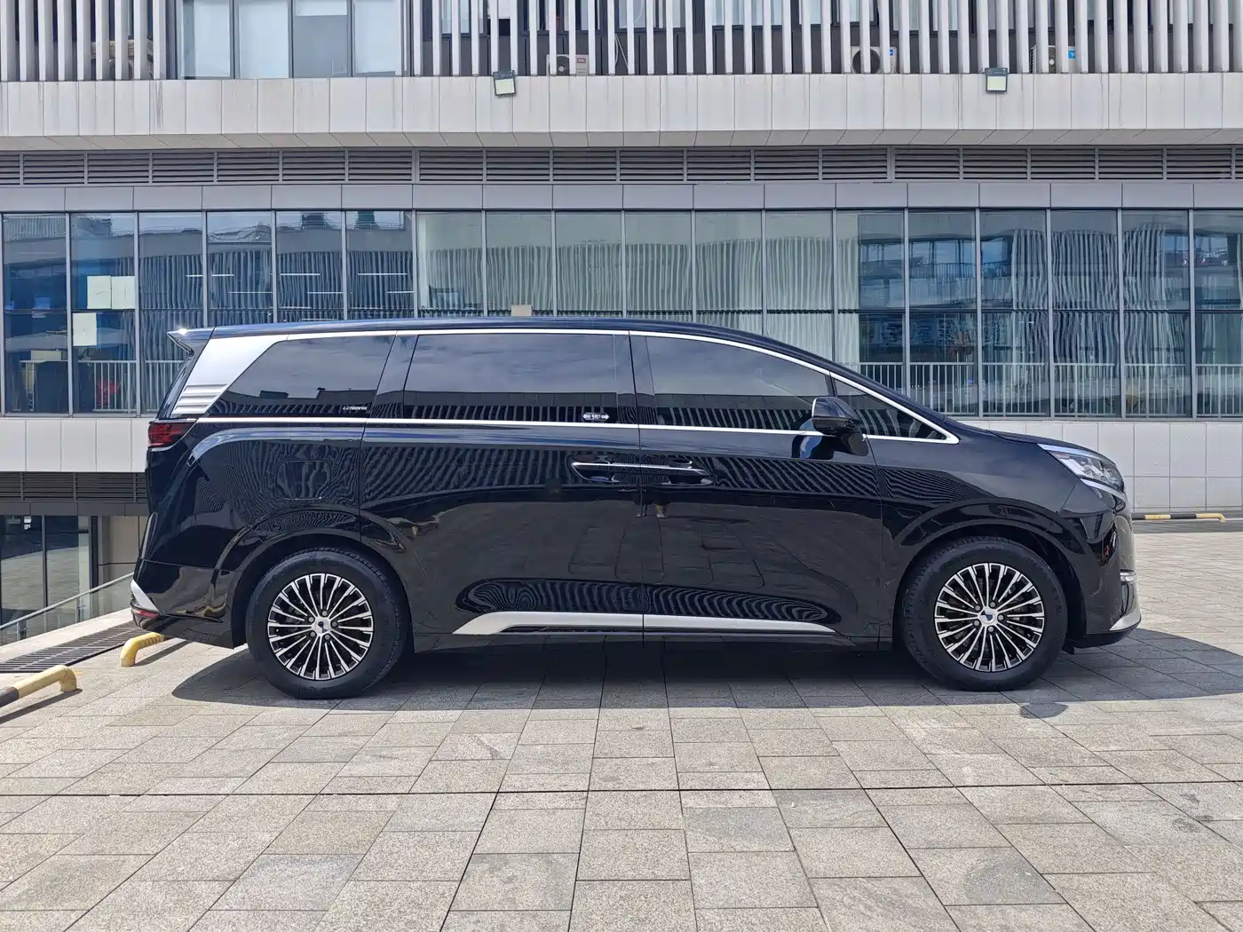 Denza D9 2025 2024 DM-i 980 AWD Prestige