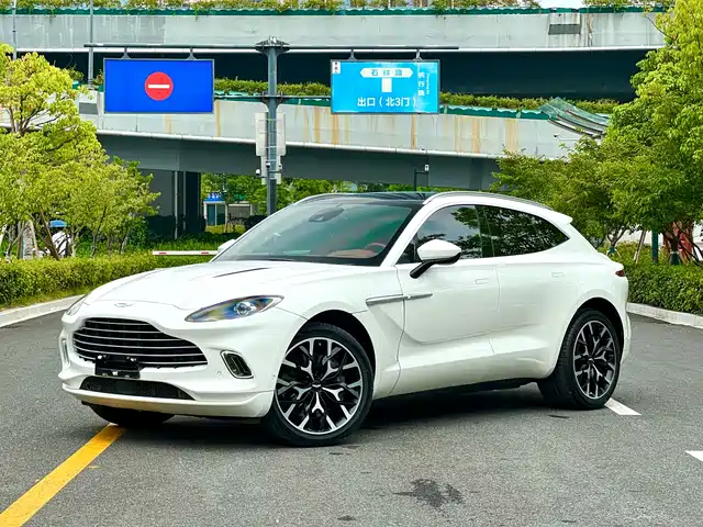 Aston Martin DBX 2022 3.0T STRAIGHT-SIX