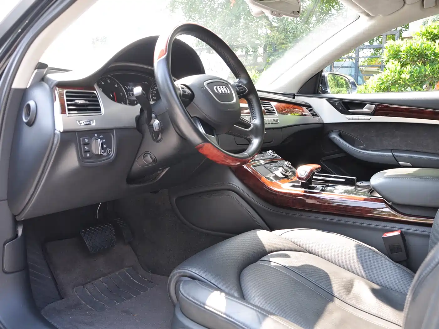 Audi A8 2012 A8L 6.3 FSI W12 quattro фото 6