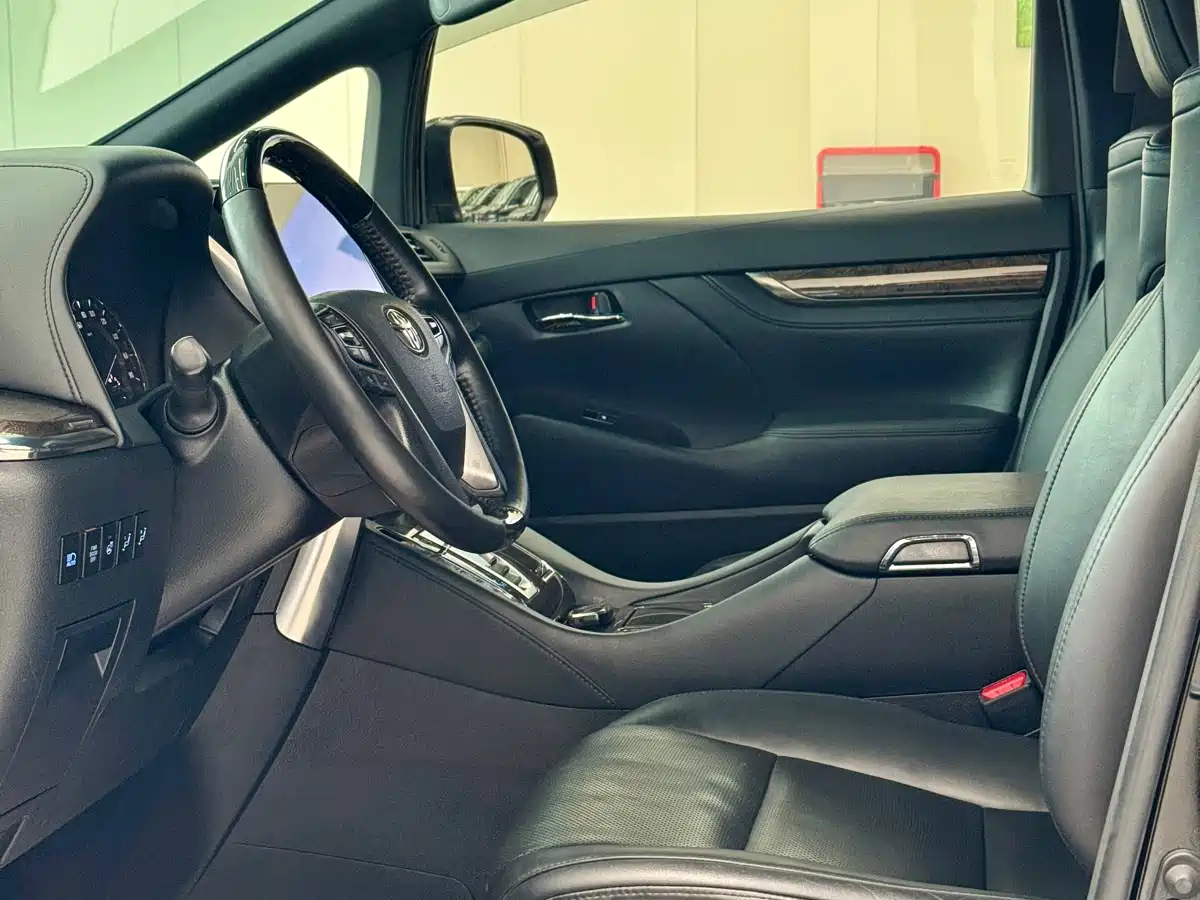 Toyota Alphard 2020 Hybrid 2.5L Gold Special Edition фото 4