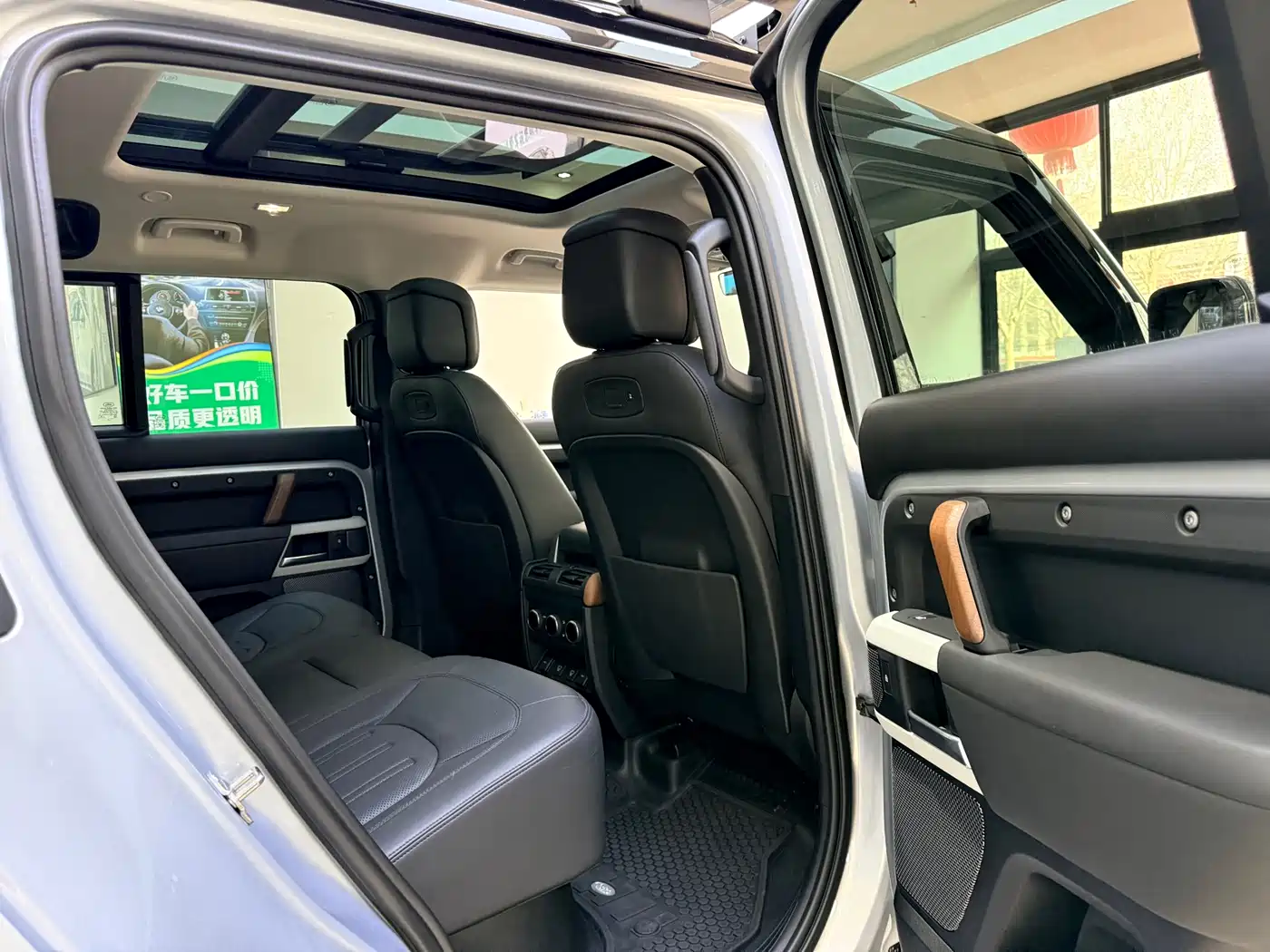 Land Rover Defender 2021 110 P400 Dark Special Edition фото 11