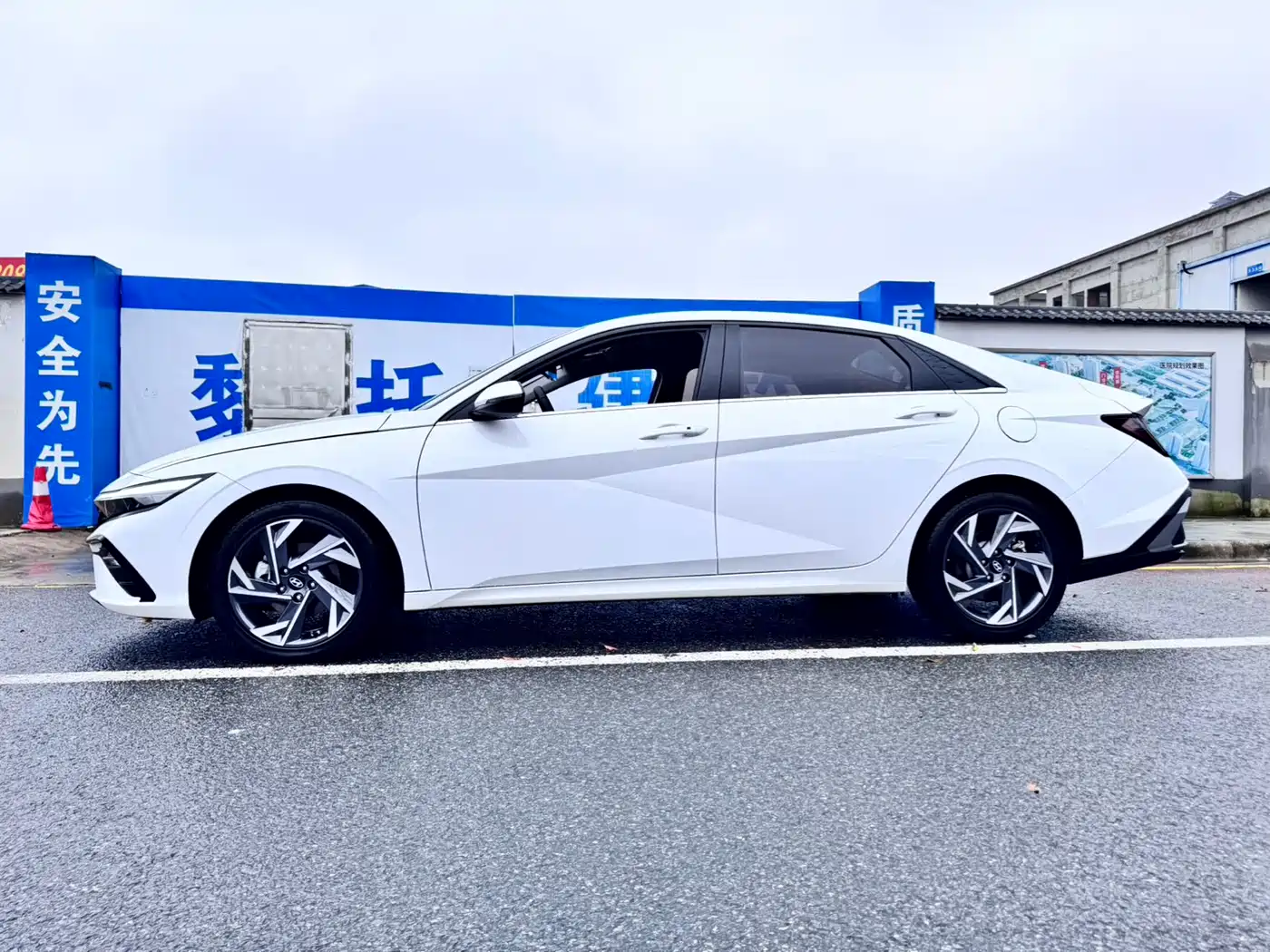 Hyundai Elantra 2023 1.5L CVT GLX Elite Edition фото 4