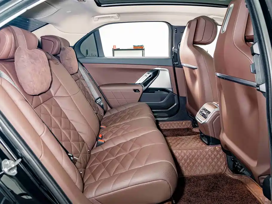 BMW 7 Series 2023 Model 735Li M Sport Package фото 26