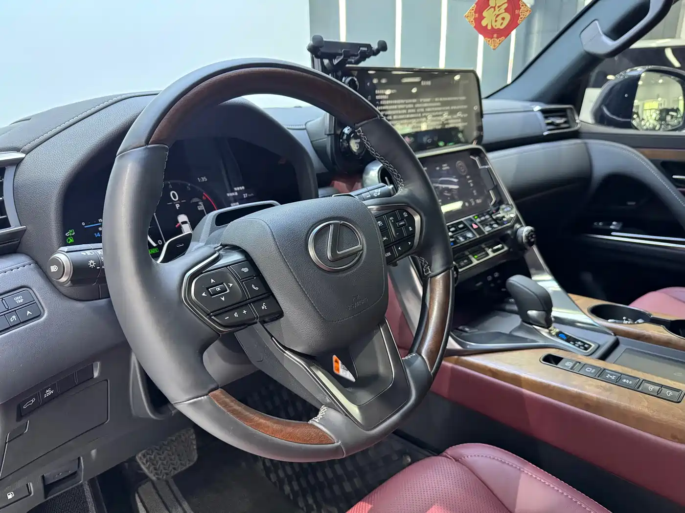 Lexus LX 2025 700h Boundary Edition фото 8