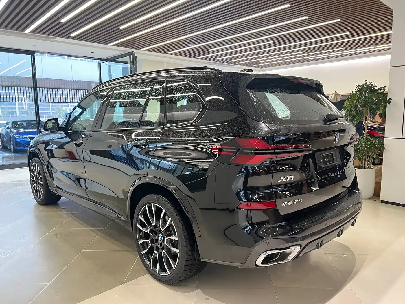 BMW X5 2025 Model xDrive 40Li M Sport Blackout Package фото 7