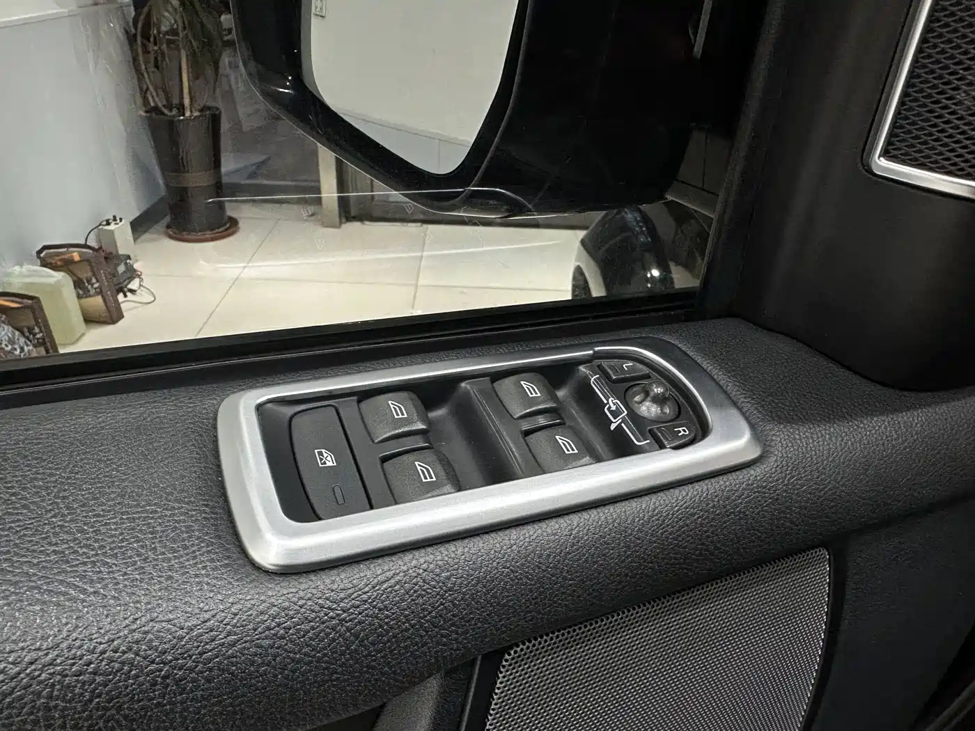 Land Rover Discovery 2015 3.0 SDV6 HSE Diesel фото 21