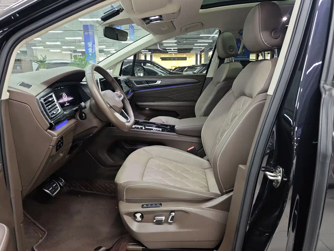 Volkswagen Viloran 2023 Facelift 380TSI Premium Edition фото 5