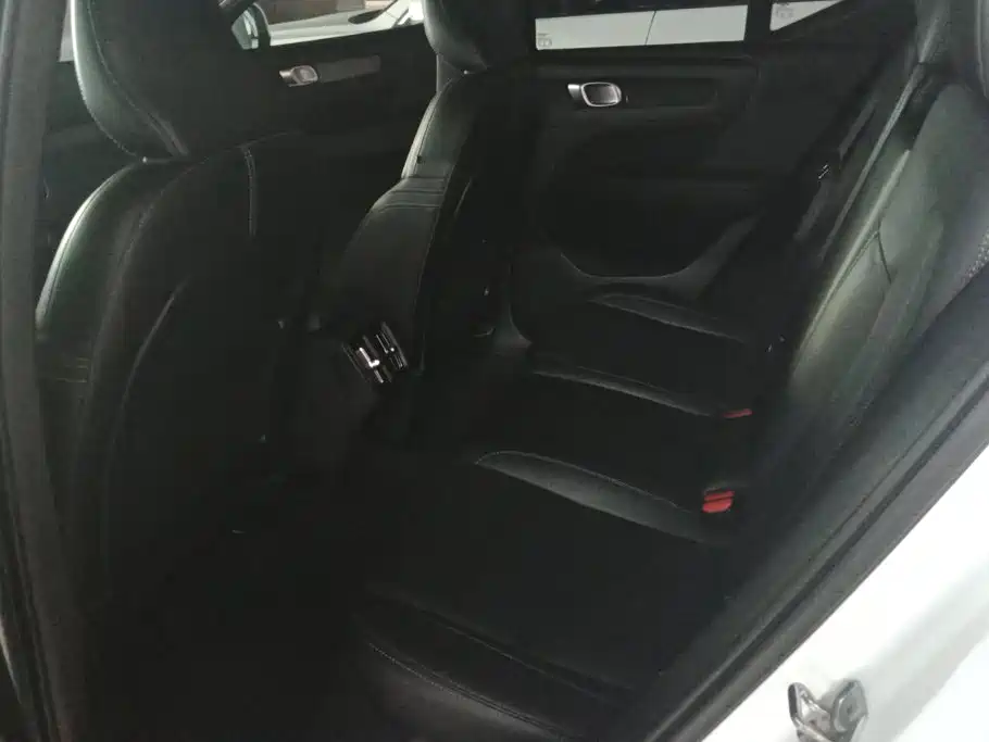 Фото 11 - Volvo XC40
