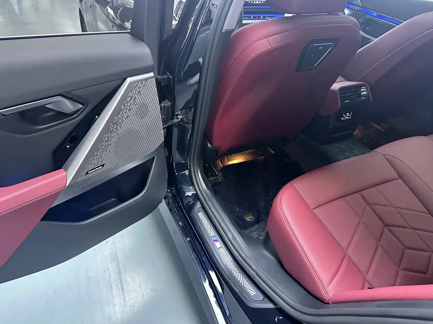 BMW 5 Series 2025 530Li Leading M Sport Package фото 11