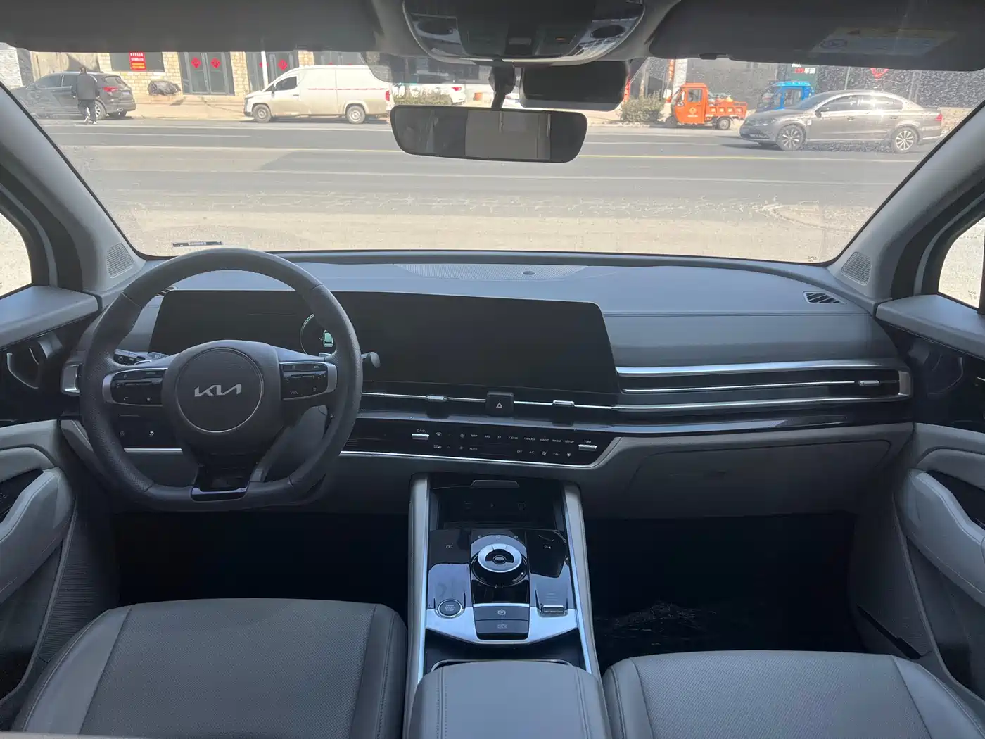 KIA LION PLATINUM EXPANDS THE WORLD