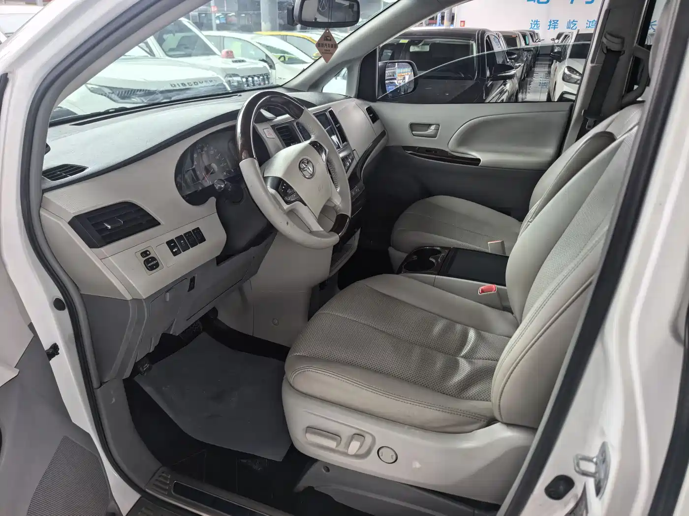 Toyota Sienna 2013 3.5L 4WD Automatic фото 4