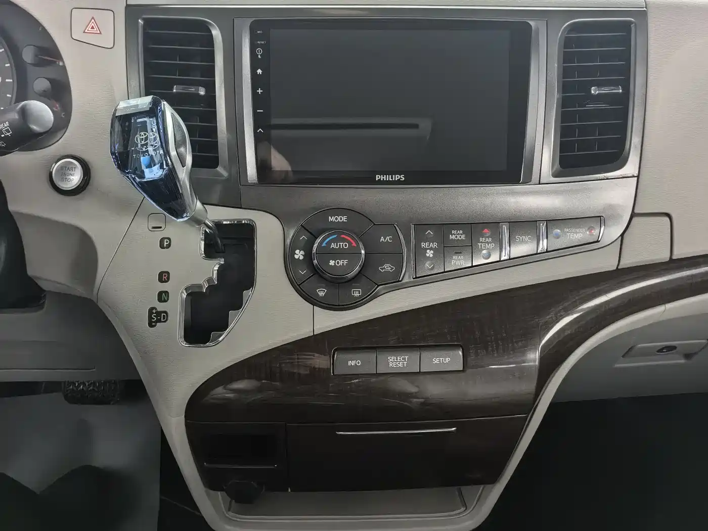 Toyota Sienna 2013 3.5L 4WD Automatic фото 16