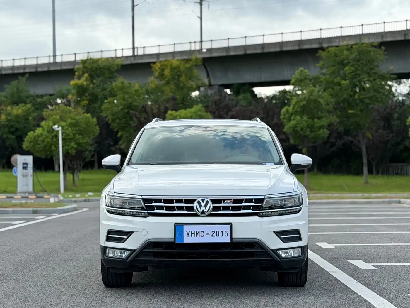 Photo 2 - Volkswagen Tiguan L